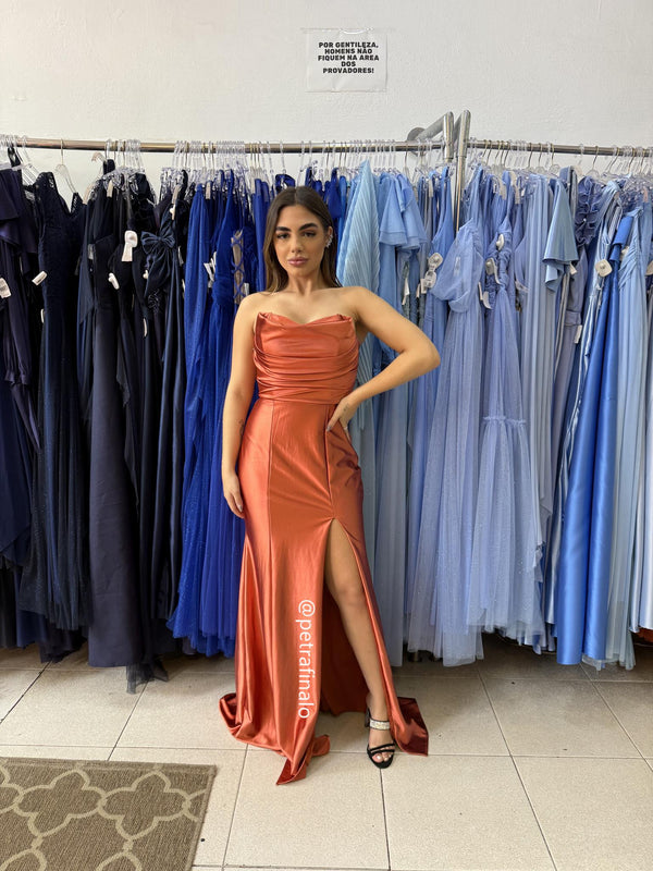 VESTIDO TOMARA QUE CAIA DRAPEADO LATERAL VESTIDO DE FESTA PETRA FINA TERRACOTA P