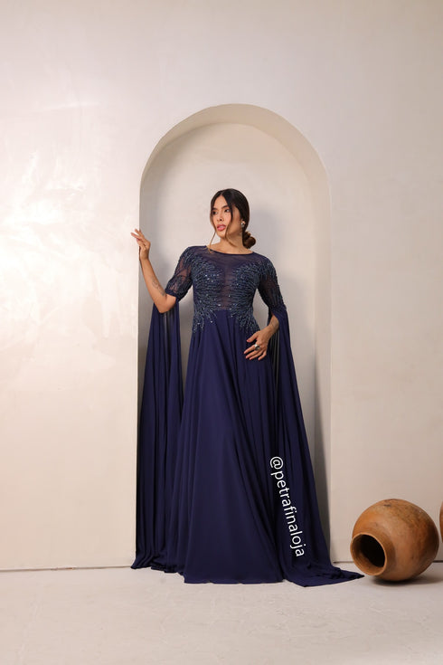 VESTIDO PEDRARIA MANGA CAPA DECOTE
