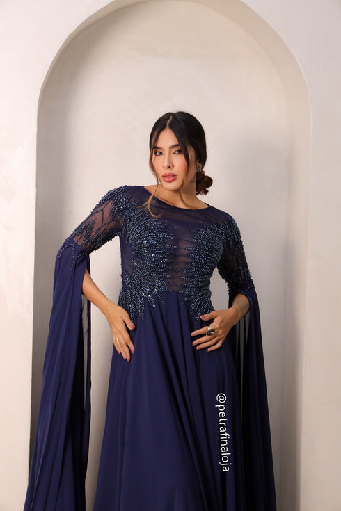 VESTIDO PEDRARIA MANGA CAPA DECOTE